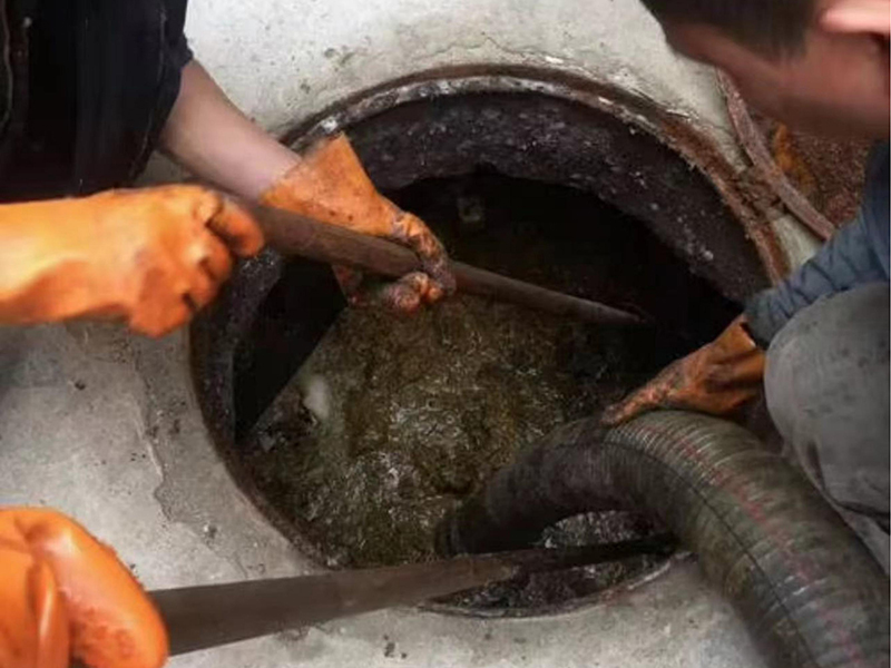 北川清理化粪池时如何避免沼气的危害?